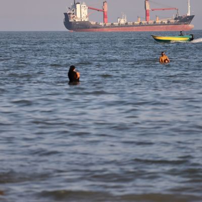Oil tanker navigates Strait of Hormuz despite threats from Iran’s Revolutionary Guard