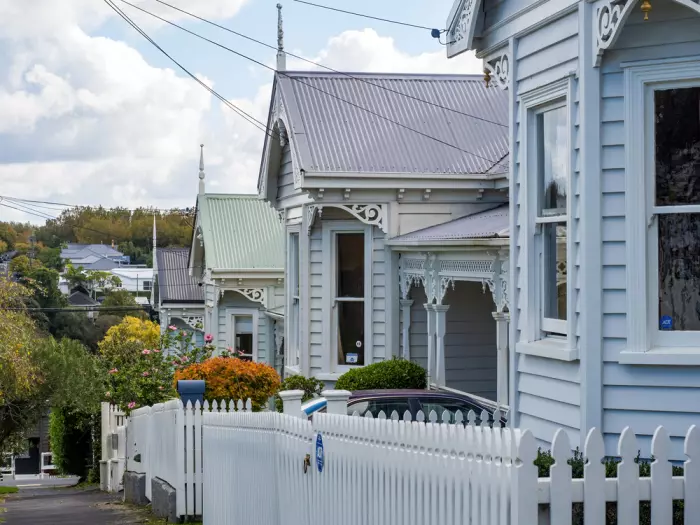 Shares rise as property stocks hit records