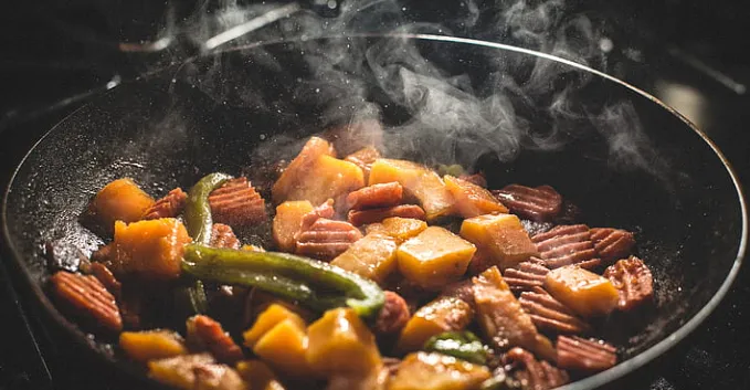 Material comparison: Carbon steel (recommended), cast iron, stainless steel, and non-stick woks