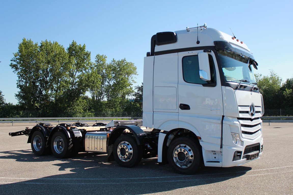 Η Mercedes-Benz Trucks παραδίδει το 300.000ό όχημα κατά παραγγελία