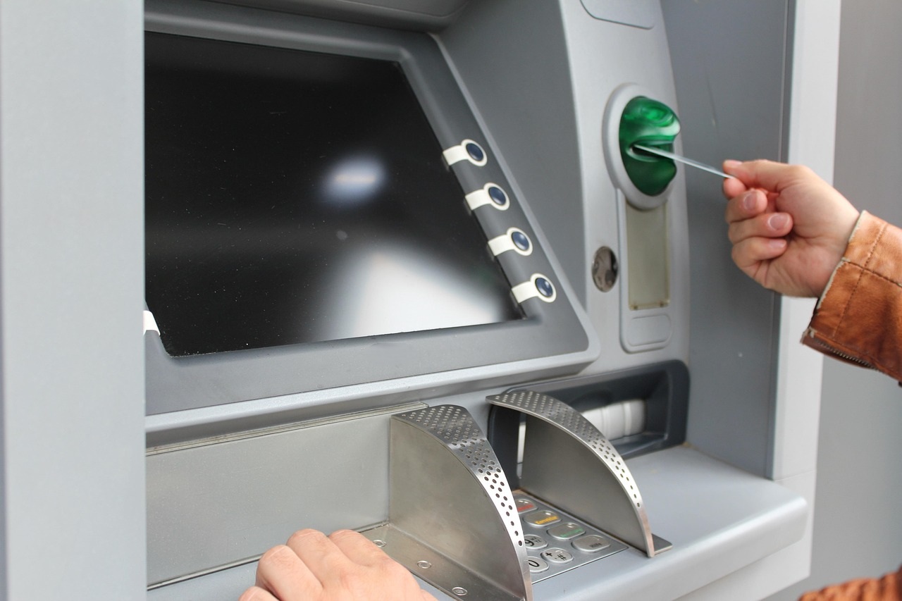 Από σήμερα οι δωρεάν αναλήψεις από τα ΑΤΜ. Τι πρέπει να γνωρίζετε