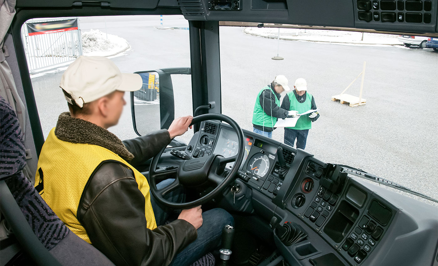 Το Ηνωμένο Βασίλειο θα επανεξετάσει τα όρια ηλικίας και την εκπαίδευση για να μειώσει την έλλειψη οδηγών φορτηγών