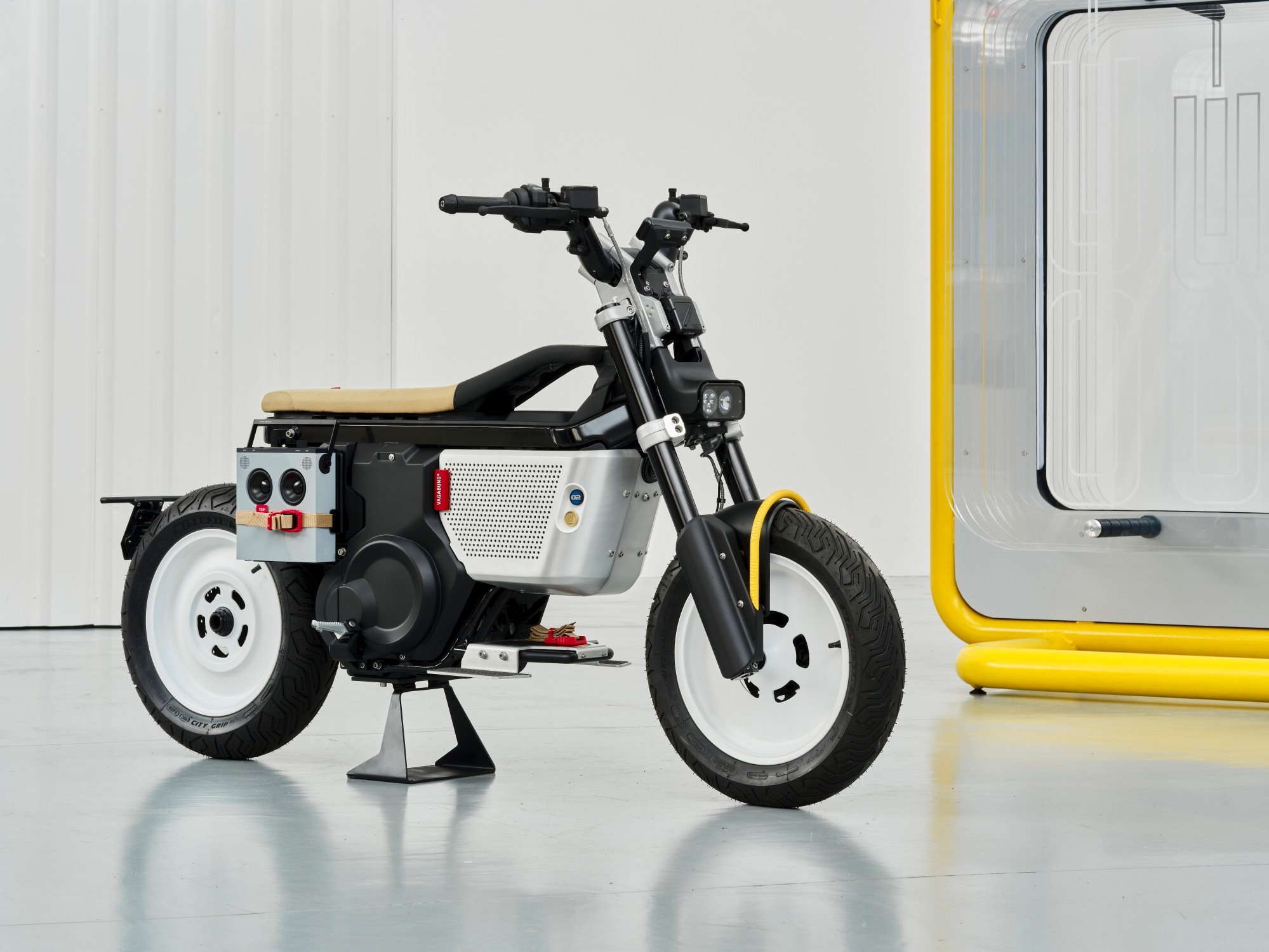 BMW CE 02 x Vagabund: Άλλη…διάσταση