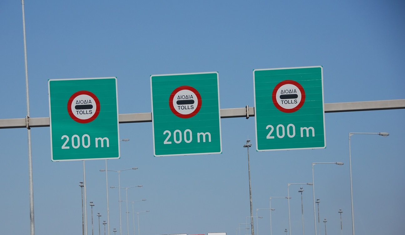 Εκτροπή φορτηγού στα διόδια της Ελευσίνας
