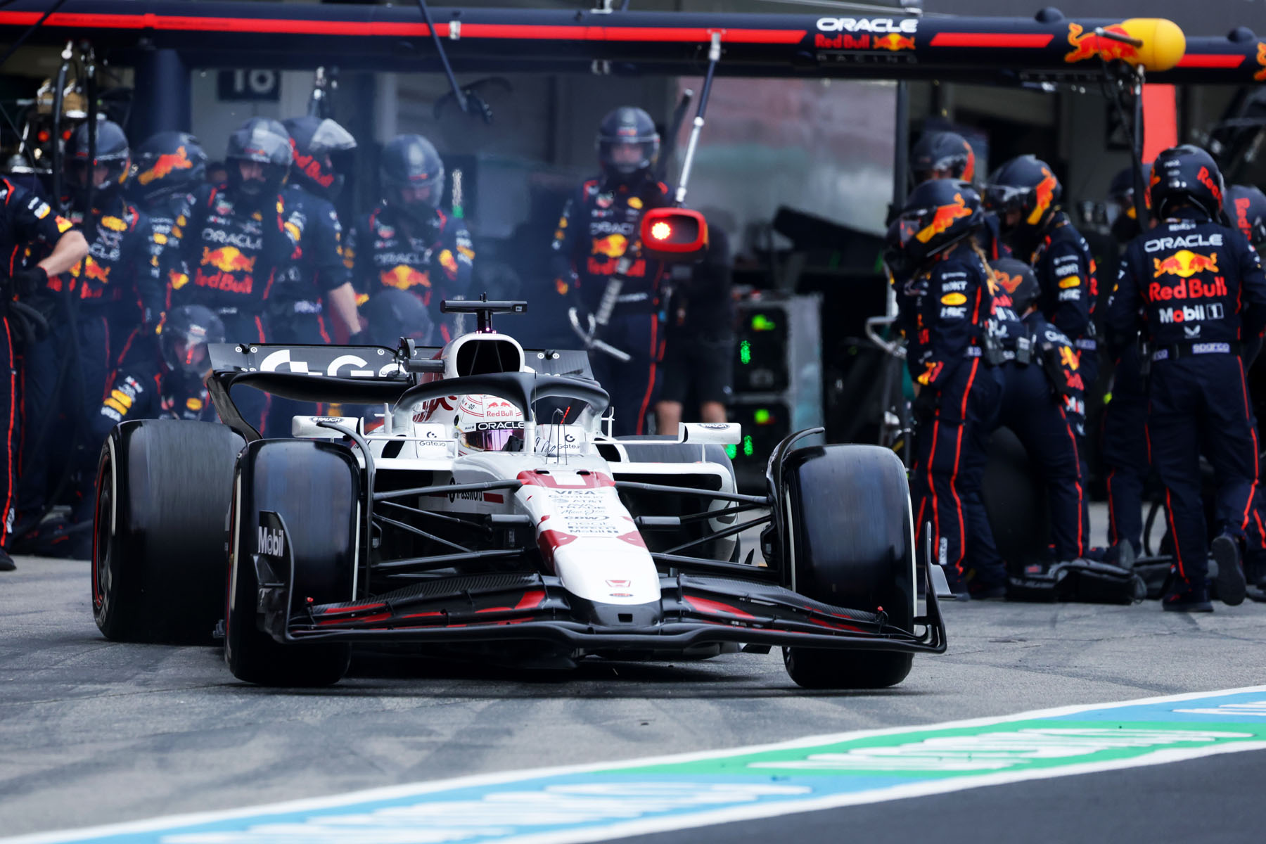 GP Ιαπωνίας: Ο Verstappen άντεξε την πίεση από τις McLaren και πήρε την πρώτη του φετινή νίκη | caroto.gr