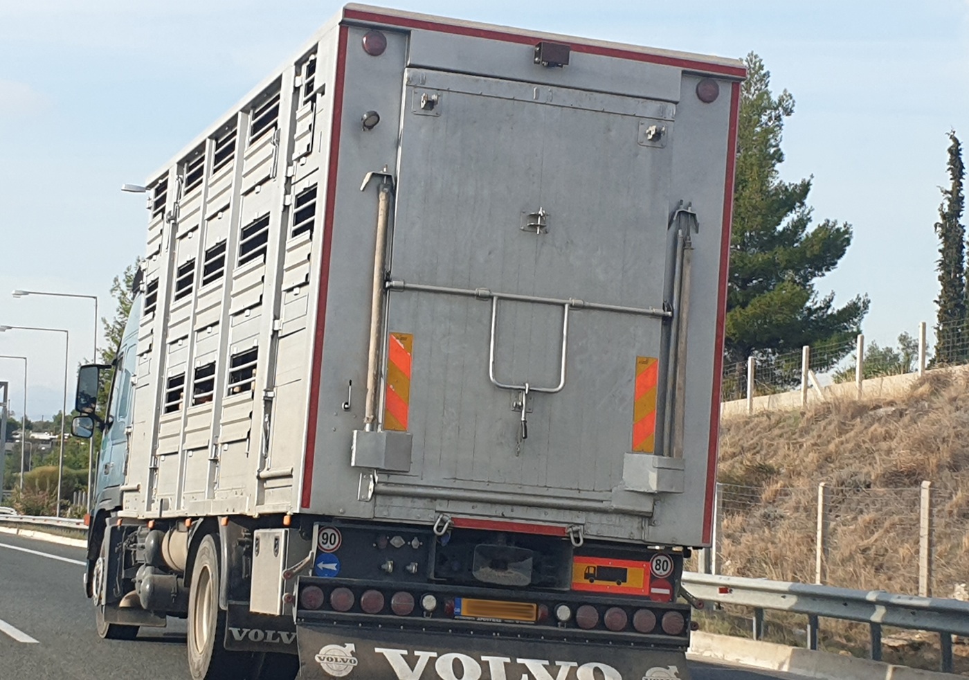 Και νέοι σταθμοί απολύμανσης οχημάτων μεταφοράς ζώντων ζώων