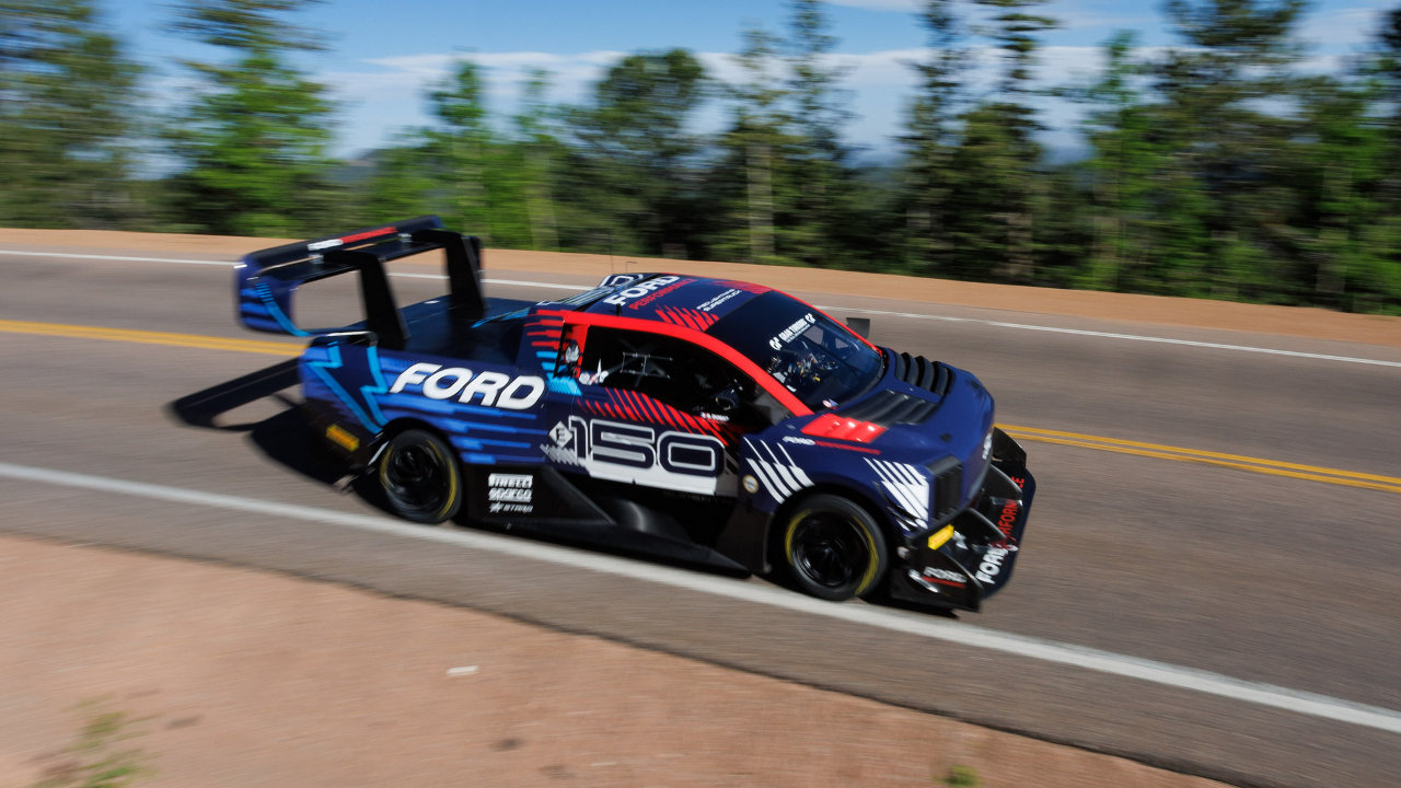 Κυριαρχία Ford με το ηλεκτρικό F-150 Lightning στο φετινό Pikes Peak | TRACTION.GR
