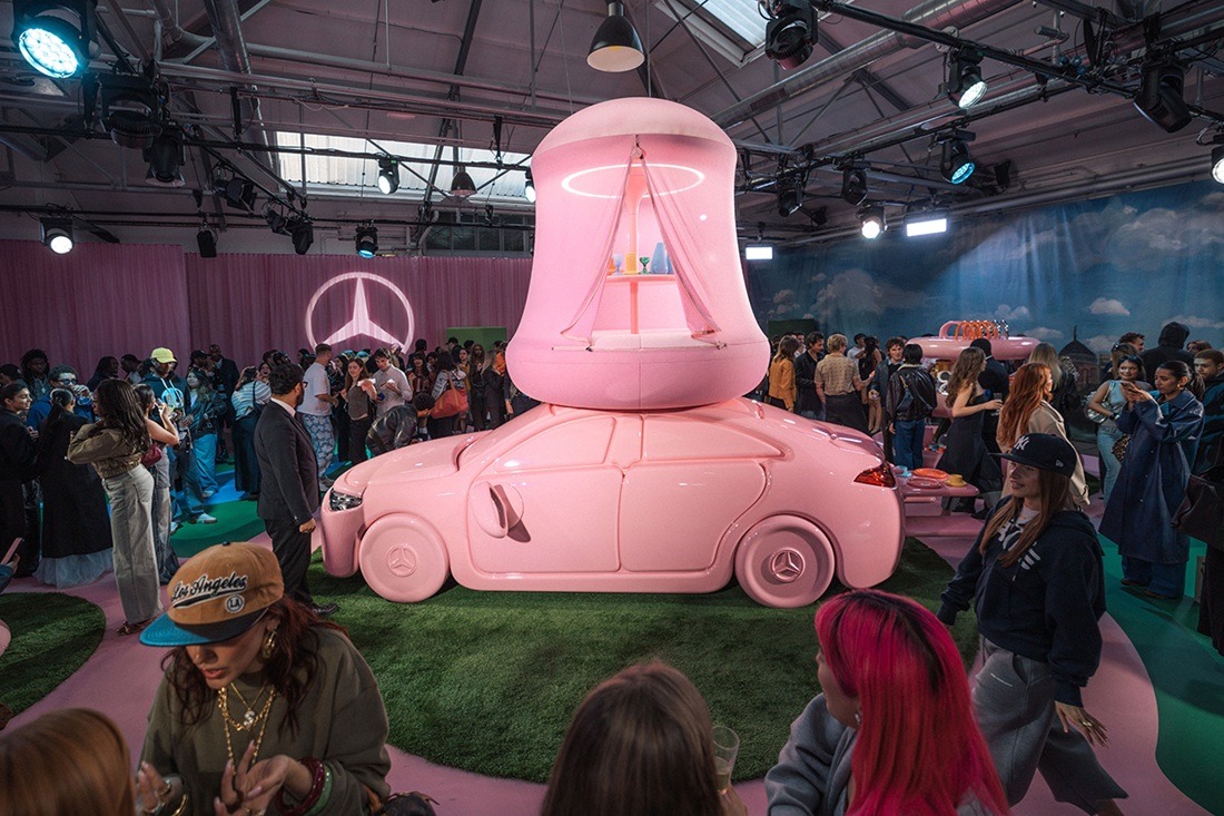 MERCEDES-BENZ CLA μετατρέπεται σε ροζ όχημα για πικνίκ