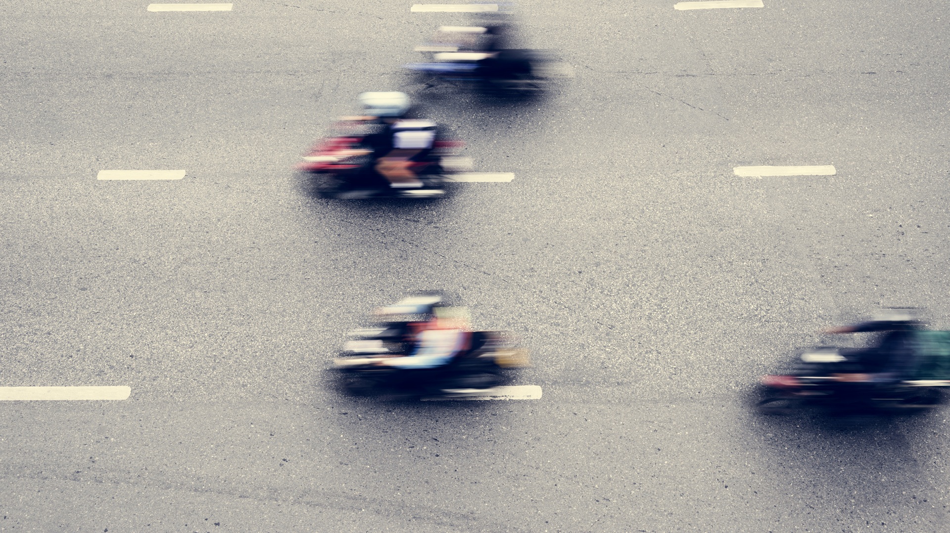 Νέος ΚΟΚ: Πώς κινούνται πλέον οι μοτοσυκλέτες ανάμεσα από τα αυτοκίνητα – Σε ποια περίπτωση επιβάλλεται πρόστιμο