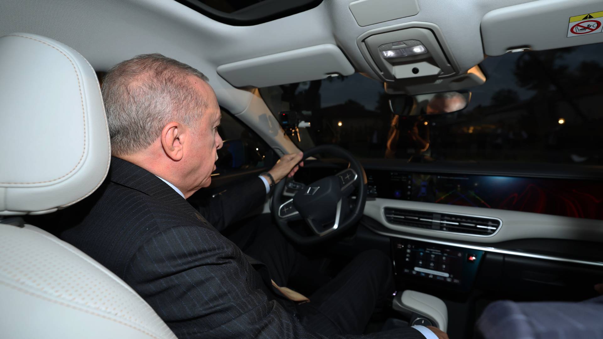 Ο Ερντογάν πίσω από το τιμόνι του νέου ηλεκτρικού αυτοκινήτου της Τουρκίας