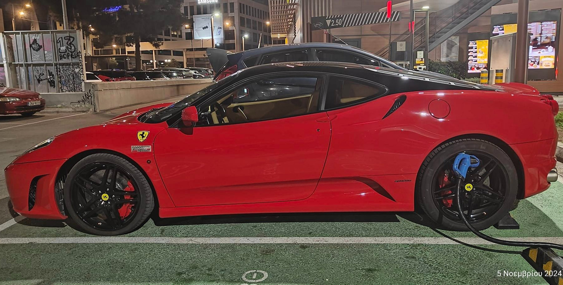 Πάρκαρε τη Ferrari του σε θέση φόρτισης και του έχωσαν το καλώδιο στη ζάντα | caroto.gr