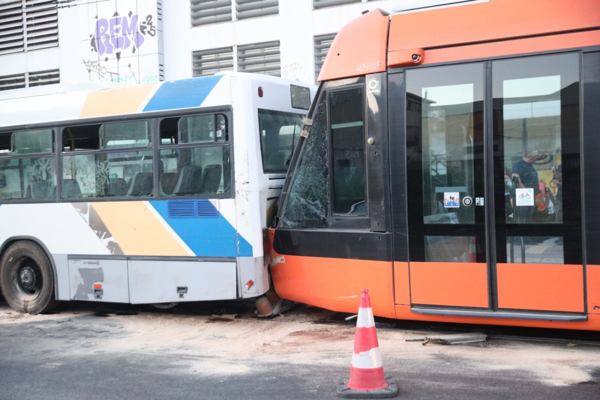 Συγκρούστηκε το Τραμ με Λεωφορείο – 30 τραυματίες στον Πειραιά