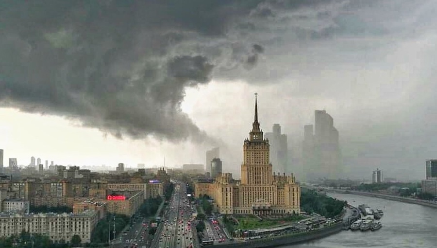0617_Russia_bnePlaces_moscow_storm_cloud_Cropped