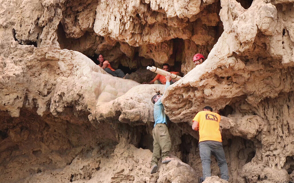 15.-Removing-the-swords-from-the-cave.-Photography-Emil-Aladjem-Israel-Antiquities-Authority-1024x640-1