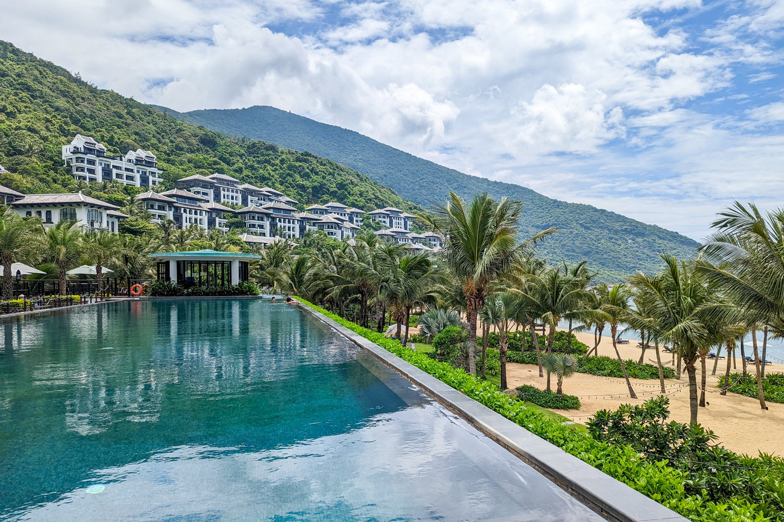20220926_INTERCONTINENTAL-DANANG_KGENTER_intercontinental-danang-pool-5114