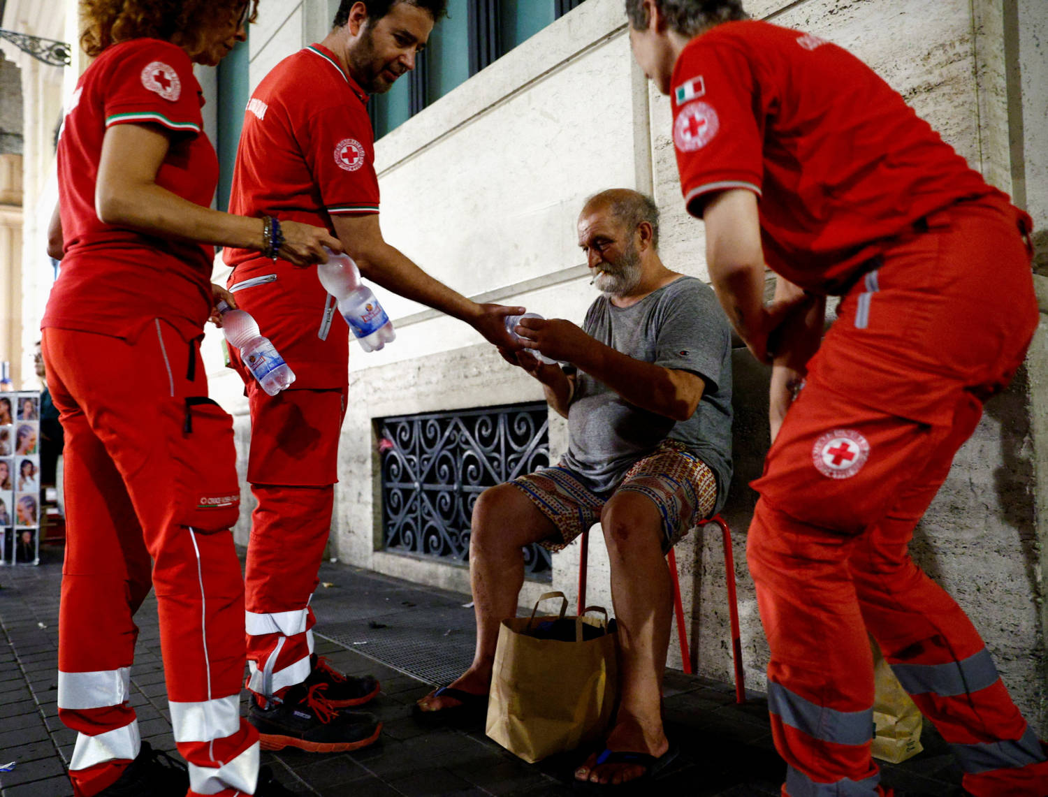 2023-07-22T094016Z_1621445222_RC2Y72AAQ81C_RTRMADP_3_EUROPE-WEATHER-ITALY-HOMELESS-1