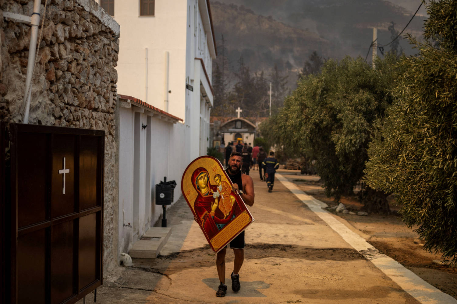2023-08-23T121934Z_227491061_RC2NT2AM1CFN_RTRMADP_3_EUROPE-WEATHER-GREECE-WILDFIRE