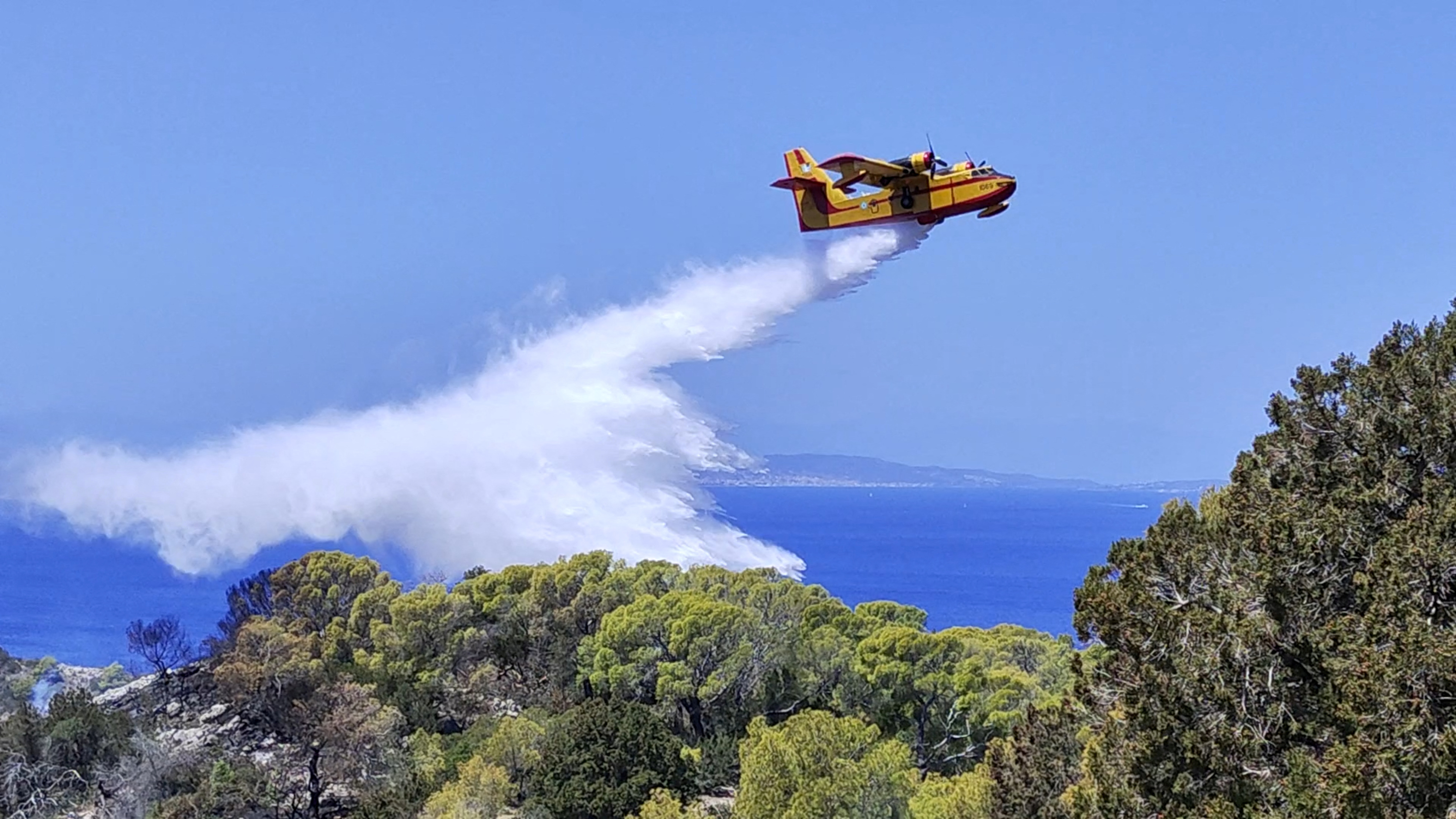 2024-06-26T073752Z_855118762_RC2FH8AG5L9L_RTRMADP_3_EUROPE-WEATHER-GREECE-WILDFIRE-CHARGES