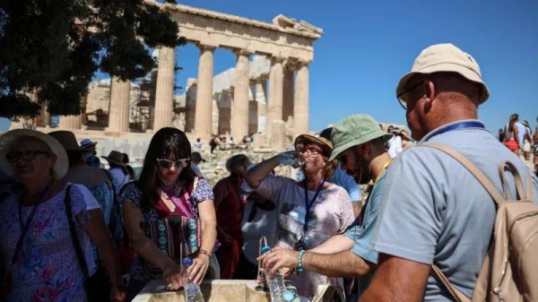 Acropolis-closes-as-heatwave-grips
