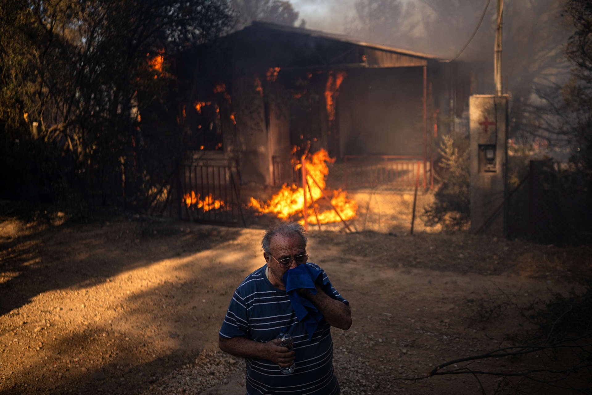 AFP__20250703__64PM4CQ__v2__HighRes__GreceDesHabitantsEtTouristesEvacuesEnCreteEnRai-WEB_EK