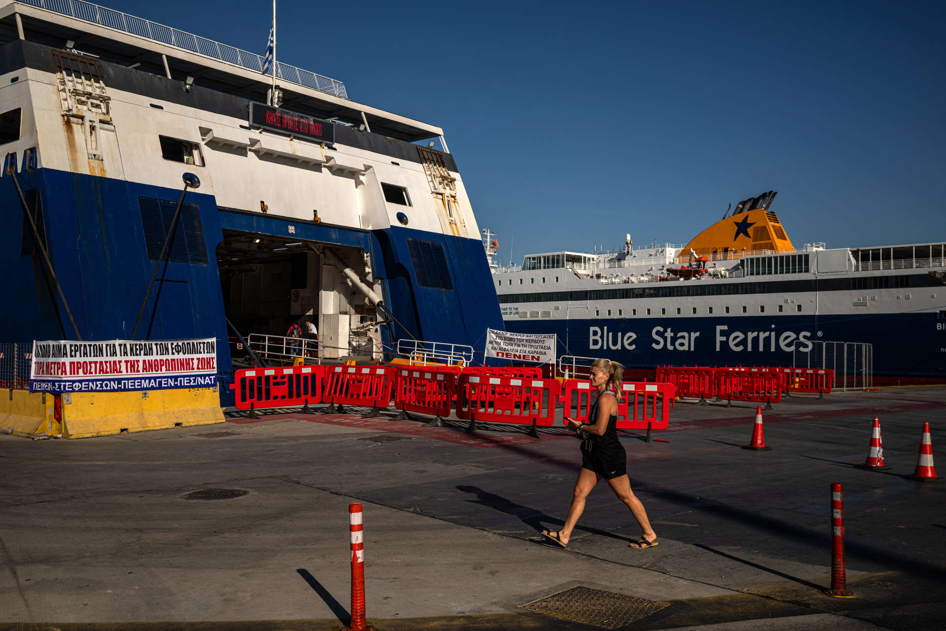 AFP__20250925__76PD4CQ__v1__HighRes__FerriesBlockedAtMainGreekHarbourOverSeamanSDeat-WEB_EK