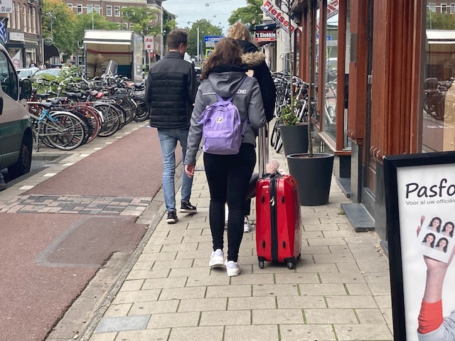 airbnb-tourists-wheely-suitcases