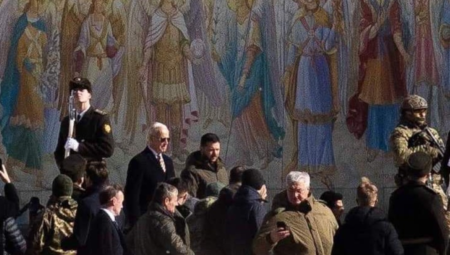 bnePeople_Ukraine_Biden_Zelenskiy_visit_to_Kyiv_200223_rememberance_wall_for_fallen_soldiers__on_Mykhailivska_Square_in_Kyiv_TWITTER_Cropped
