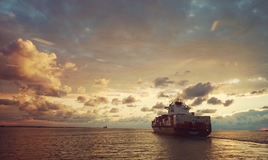 Boxship-containership-sun