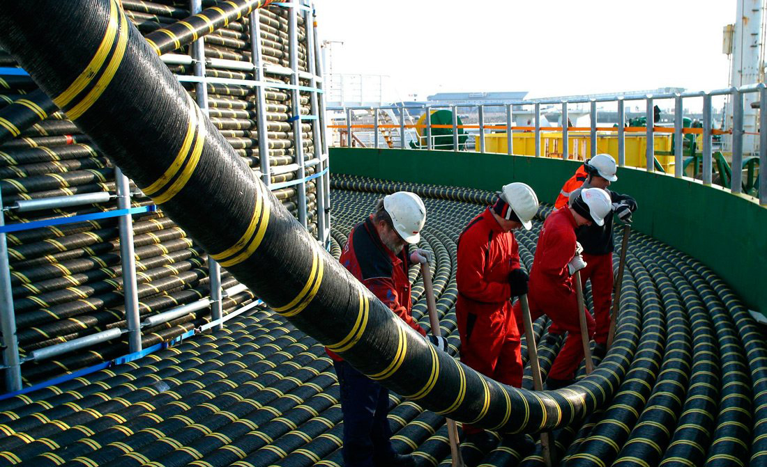 cable-laying-team
