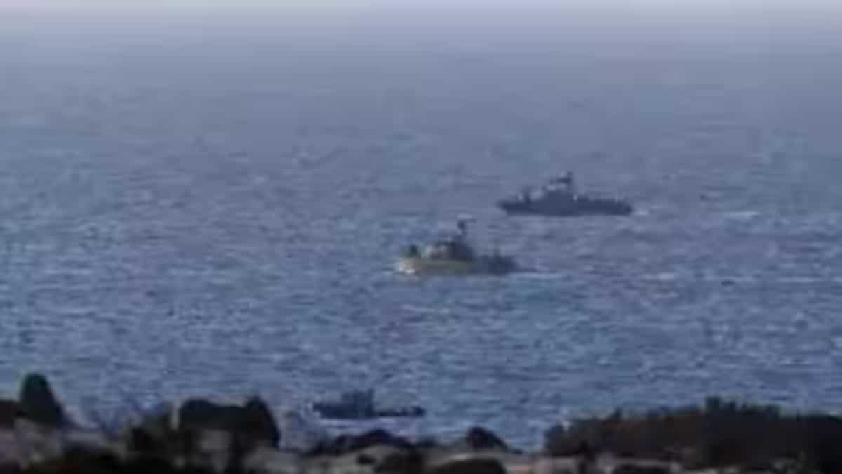 Crew-abandons-cargo-ship-hit