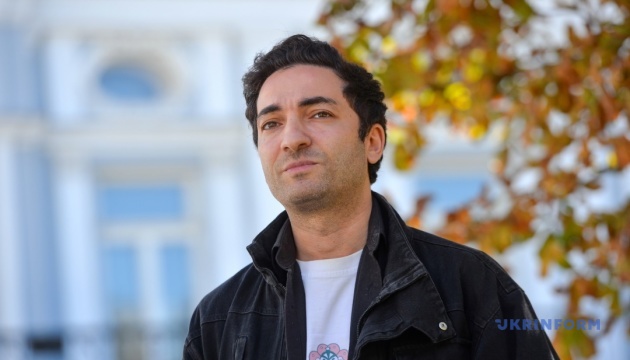 Director-David-Petrosian-preparing-play