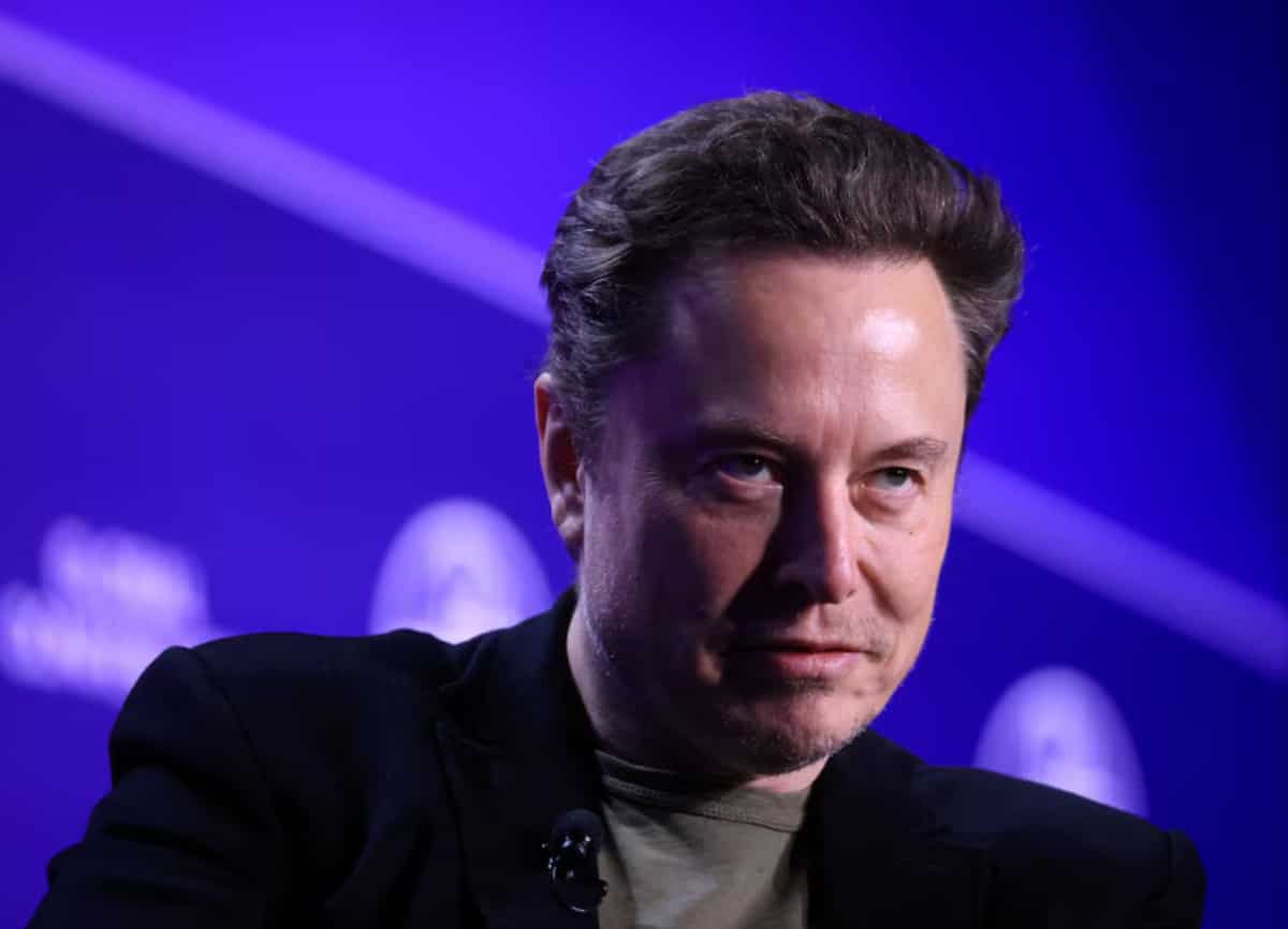 divElon-Musk-throws-his-weight