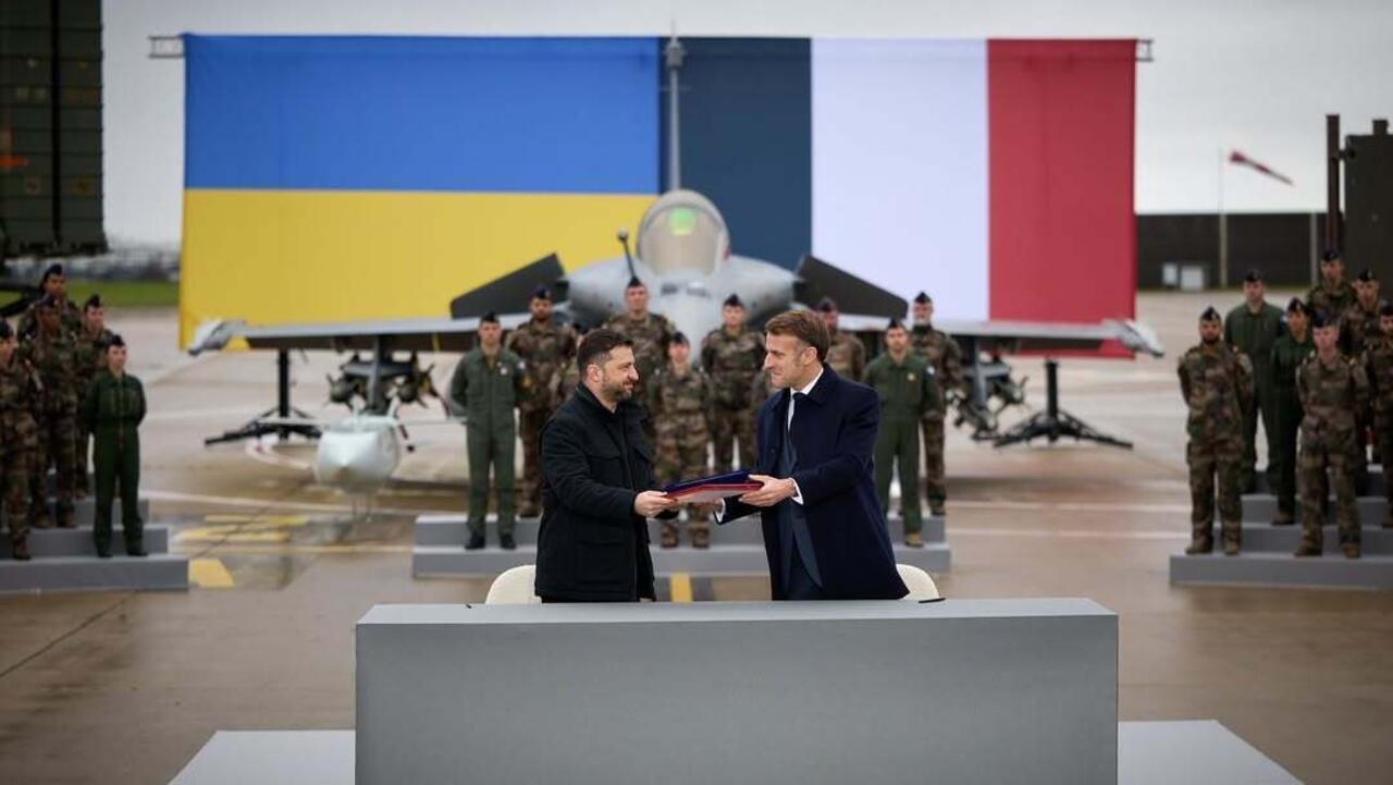 divFrances-Macron-and-Ukraines-Zelensky