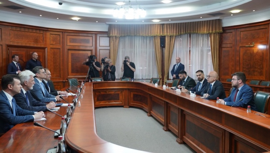 divHigh-level-Ukrainian-delegation-makes-first
