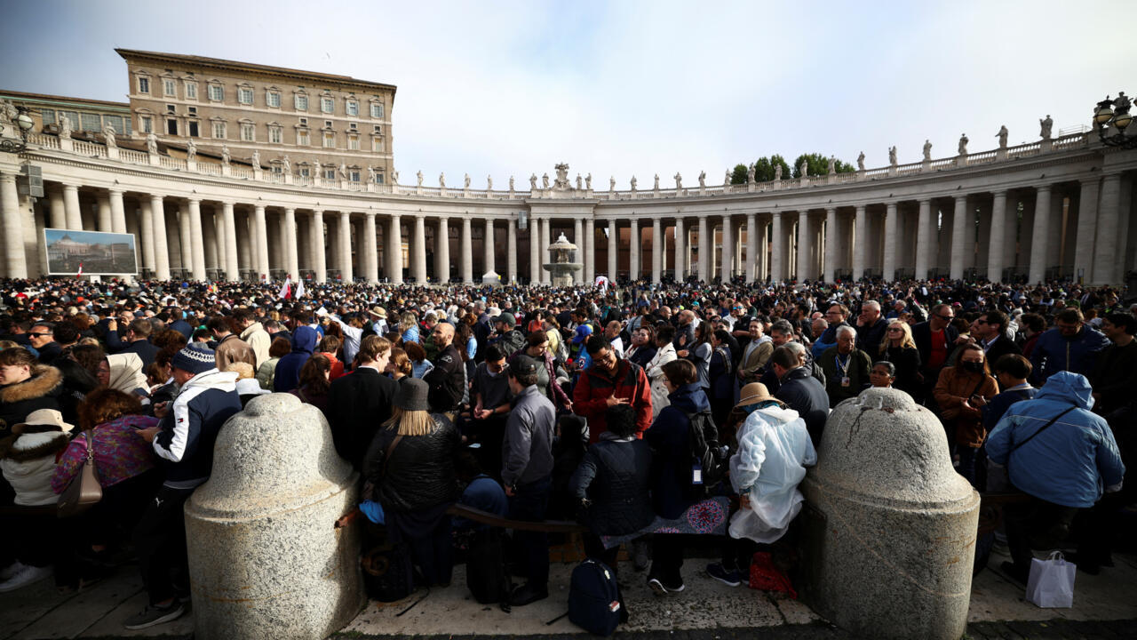 divHuge-crowds-flock-to-Vatican
