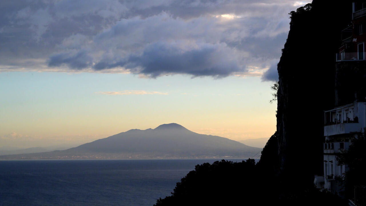 divItalys-Mount-Vesuvius-closed-to