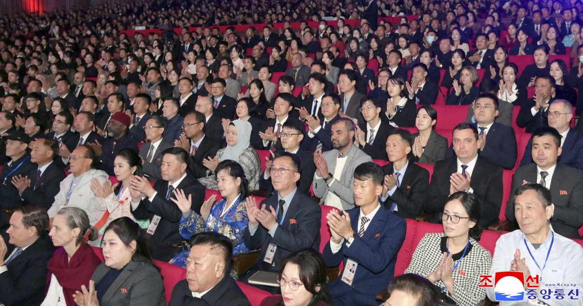 divN.-Koreans-head-to-cinema
