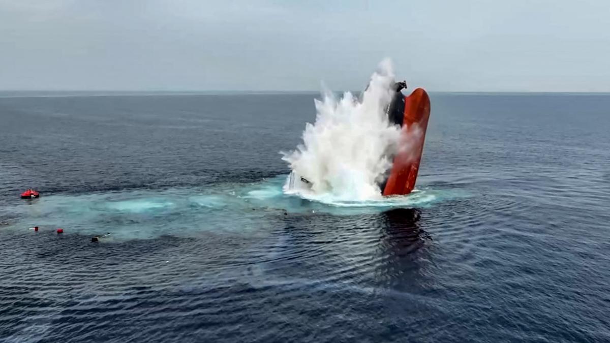 divShip-attacked-by-Yemens-Houthi