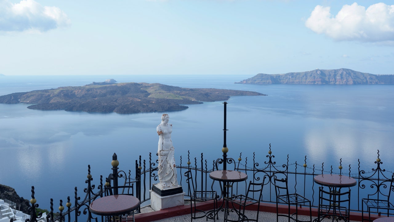 Emergency-crews-deployed-on-Santorini