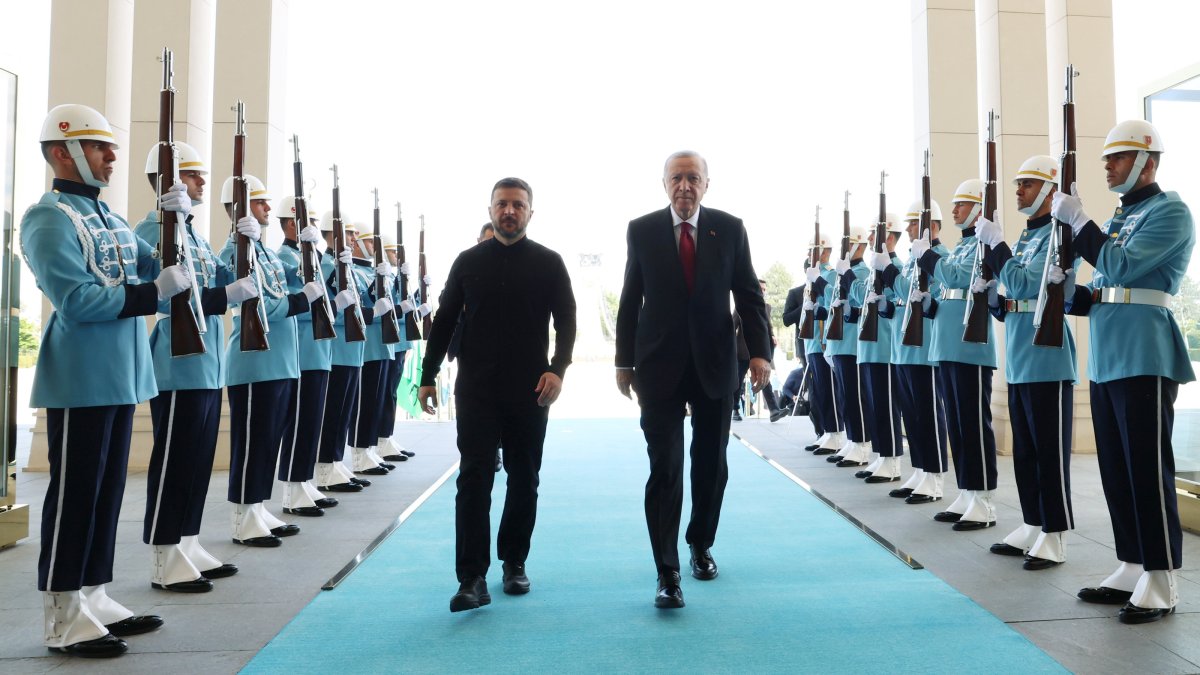 Erdogan-leads-Turkiye-to-center