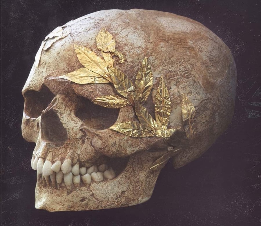 Gold-Wreath-Still-Adorns-2500