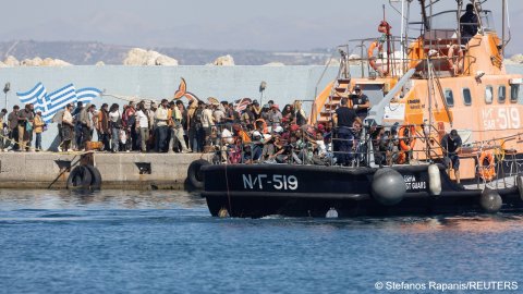 Greek-coast-guard-rescues-hundreds
