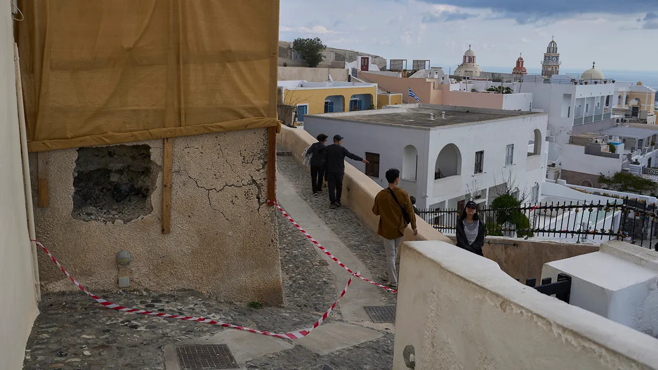 Greek-island-Santorini-evacuated-after