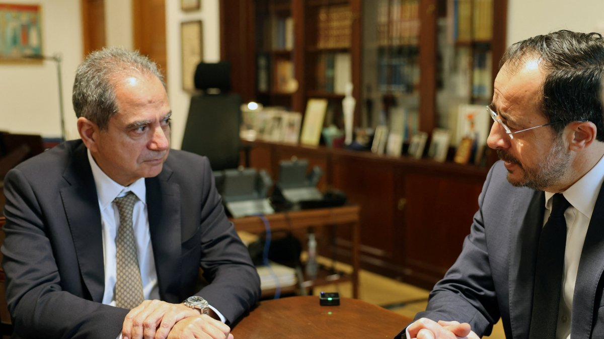 House-of-cards-on-water