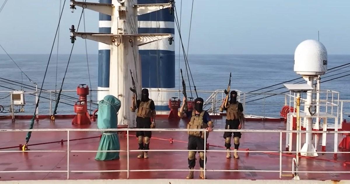 Houthi-rebels-celebrate-sinking-ship