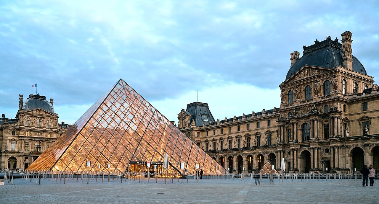Louvre-Museum-Closes-as-Staff