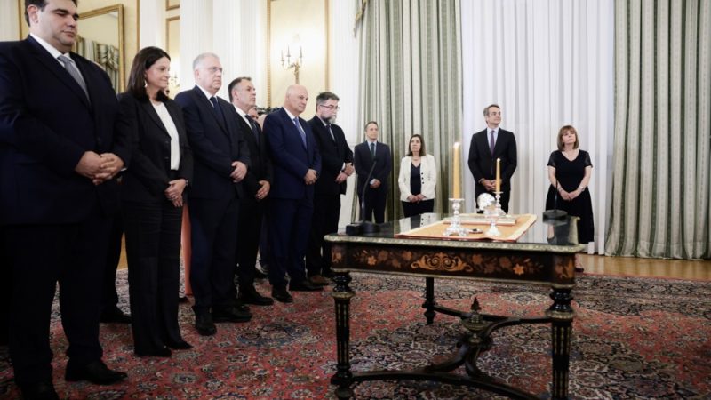 Mitsotakis-reshuffles-cabinet-800x450-1