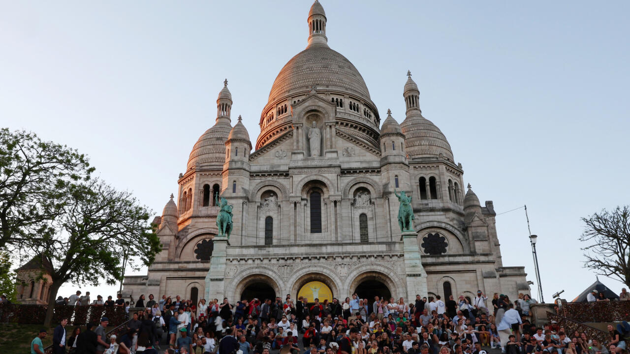 Montmartre-residents-protest-as-tourism