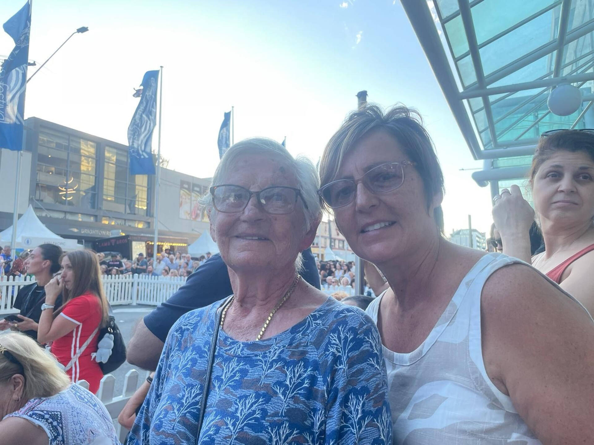 MotheranddaughterYia_99793