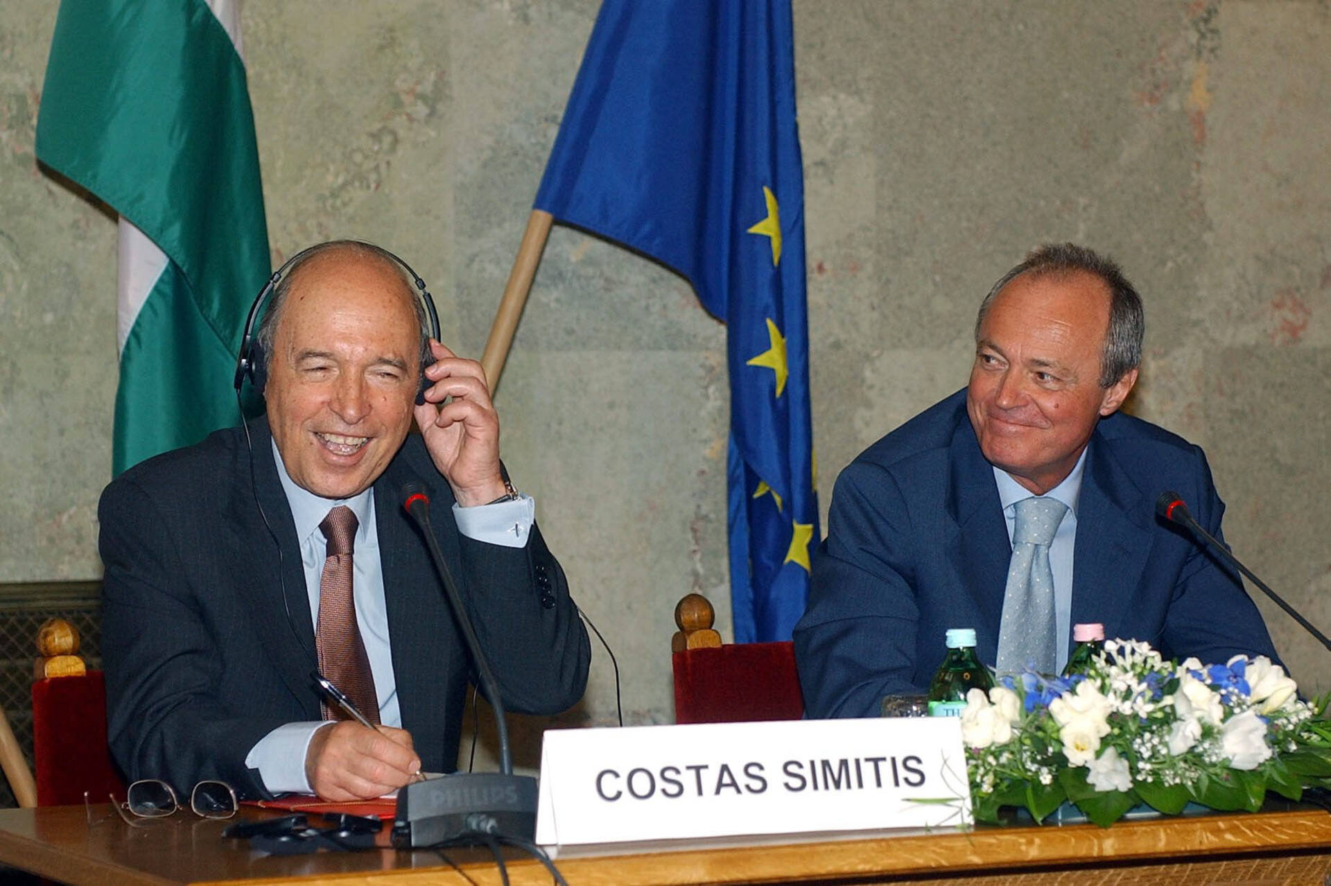 simitis_aap_20030509_93940